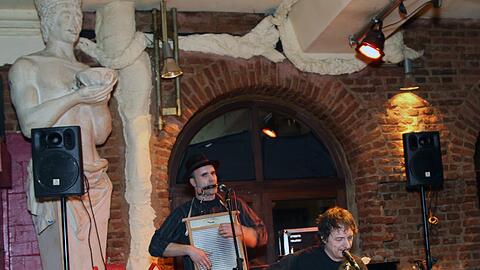 Mal treten Pianospieler und Jazzsänger, mal Countrybands auf.  Nicht nur Giesinger schauen gern auf einen Cocktail vorbei und hören zu.