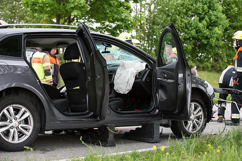 Bei Fridolfing kam ein 73-Jähriger auf die Gegenfahrbahn und kollidierte mit einem entgegenkommenden Pkw.