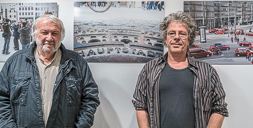 Der Kurator Elmar Zorn und der Fotograf Max Ott in der Ausstellung am Flughafen.