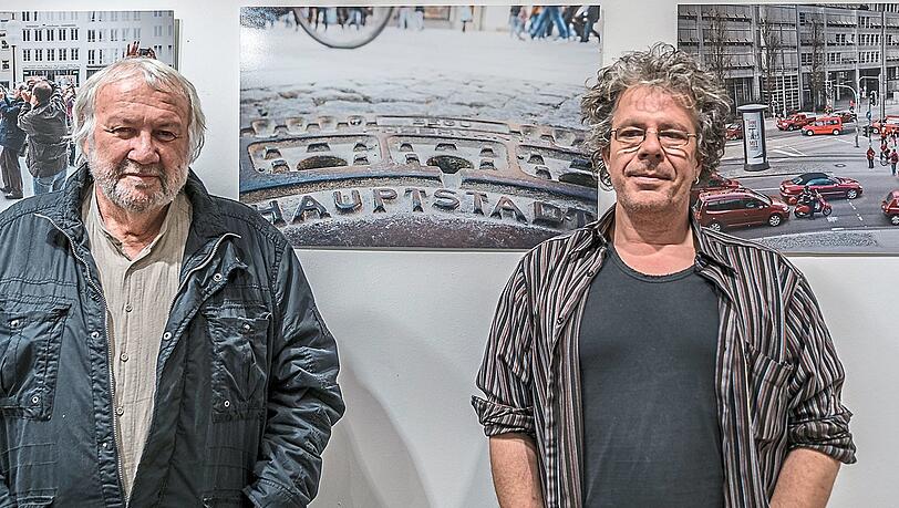 Der Kurator Elmar Zorn und der Fotograf Max Ott in der Ausstellung am Flughafen. Der Kurator Elmar Zorn und der Fotograf Max Ott in der Ausstellung am Flughafen.