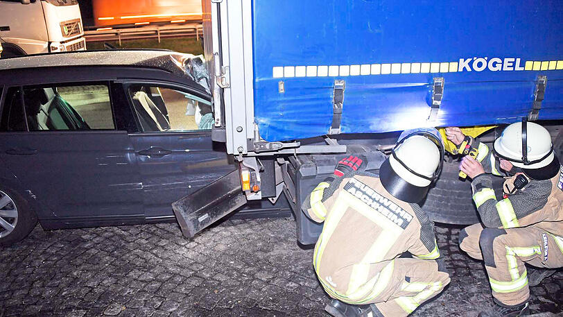 Auf der A99 bei Aschheim krachte ein Fahrzeug in einen Lkw. Der Fahrer wurde schwer verletzt.