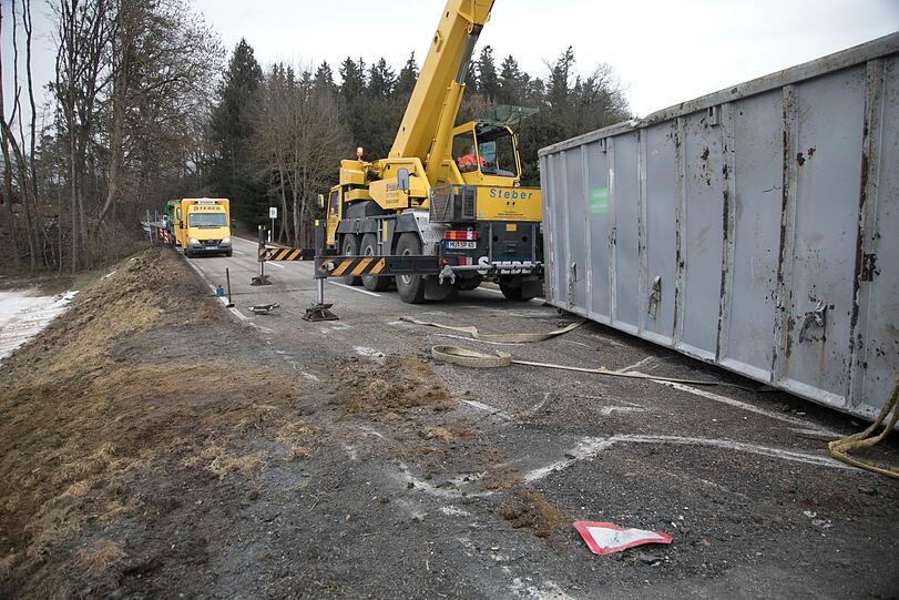 Ein Lkw ist am Freitag von der Straße abgekommen und verlor dabei einen Container mit Pferdemist.