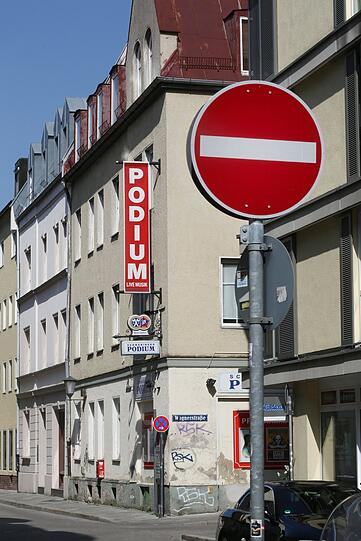 Eine der letzten alten Bühnen: das Podium in der Siegesstraße.
