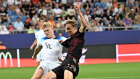 Der erst 18-Jährige Nelson Weiper (r) erlebte einen enttäuschenden Einsatz im letzten Gruppenspiel.