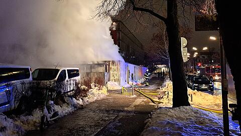 Zur Klärung der Brandursache ermittelt die Polizei.