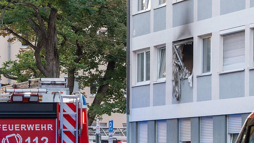 Durch die Explosion ist ein Feuer entstanden, das von den Einsatzkräften der Feuerwehr schnell eingedämmt werden konnte.