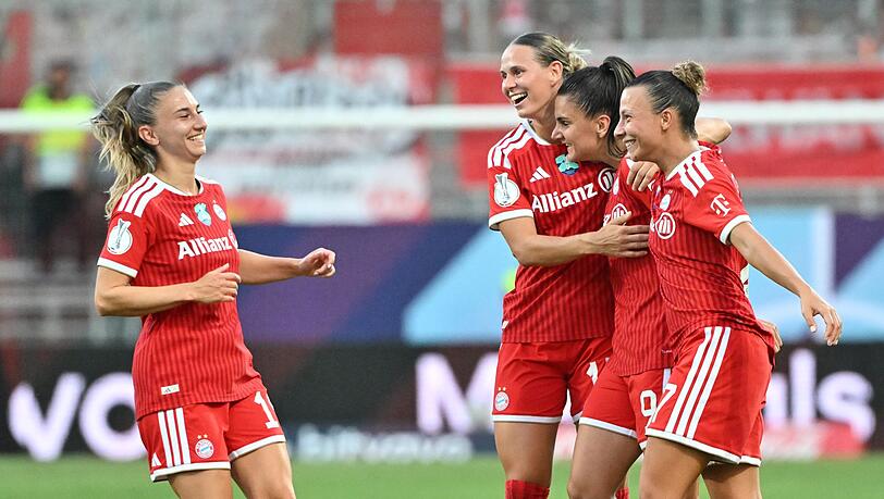 Jubel um Jovana Damnjanovic und Klara B&uuml;hl (r. und 3.v.r.) beim FC Bayern.