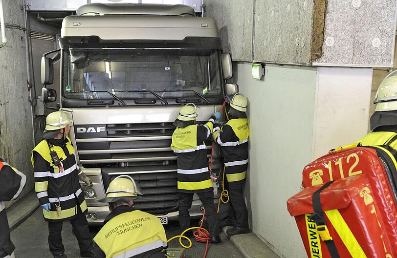 Maxburgstr.: Sein Leben verdankt ein 21 Jahre alter Lastwagenfahrer einem Kollegen. Der junge Mann bleibt mit seinem 40 Tonner in der Auffahrtsrampe einer Tiefgarage stehen. Er steigt aus und will seinen Außenspiegel kontrollieren, bremst aber nicht ein. Als er die Fahrertüre von außen schließt, setzt sich der Lastwagen in Bewegung und klemmt den 21 Jährigen zwischen Lkw und Wand ein. Nur die schnelle Reaktion eines dahinter befindlichen Fahrers verhindert ein zerquetschen des jungen Mannes. Er fährt mit seinem Lkw auf den 40 Tonner auf und bringt ihn so zum Stehen. Mit Hilfe von Lufthebekissen kann die Feuerwehr den Eingeklemmten befreien. Ein Feuerwehr-Notarzt versorgt ihn und bringt ihn in ein Krankenhaus.
