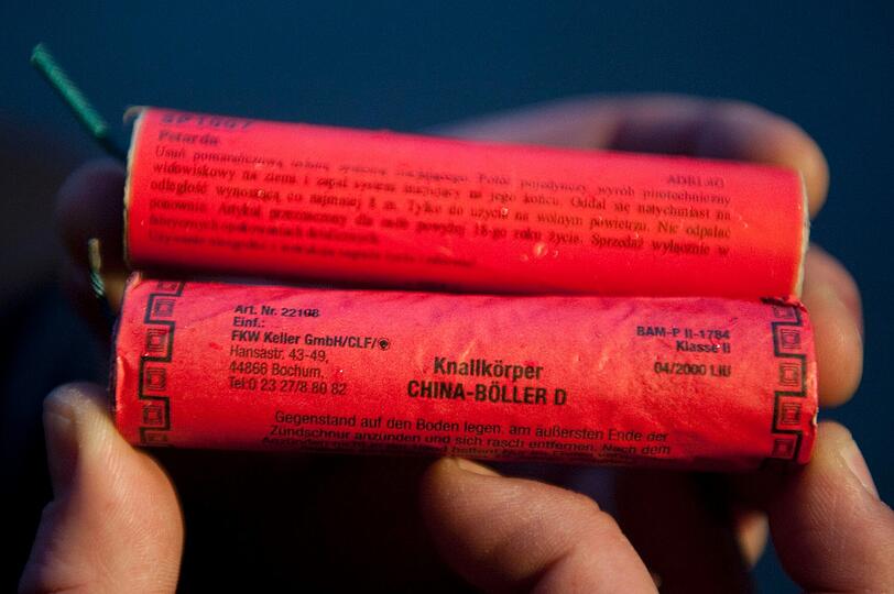 Der Junge erlitt schwere Brandverletzungen nachdem er mit einem Silvester-Böller beworfen wurde.