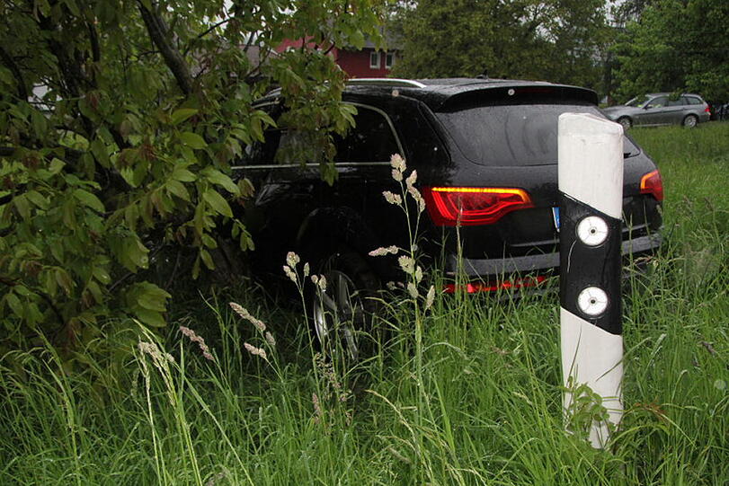 Einsatzkräfte an der Unfallstelle. An dem Audi ist ein Sachschaden von 35.000 Euro entstanden und der Fahrer ist seinen Führerschein erstmal los.