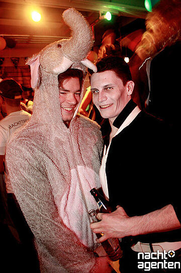 Hier feiern Menschen und Tiere, Alt und Jung und Dick und Dünn zusammen auf dem Rosenmontags-Sportlerfasching beim Olylüstchen. Mehr Bilder unter: www.nachtagenten.de
