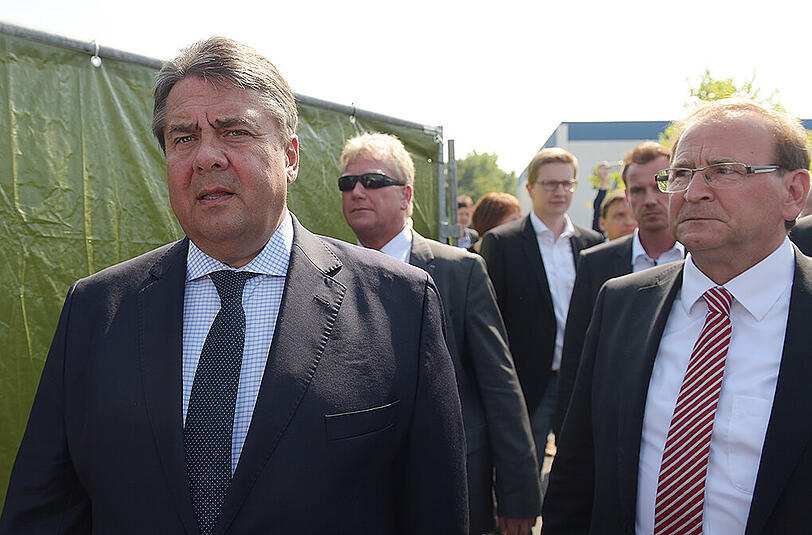 Riesiger Andrang: Sigmar Gabriel hat am Montag die Flüchtlingsunterkunft in Heidenau besucht.