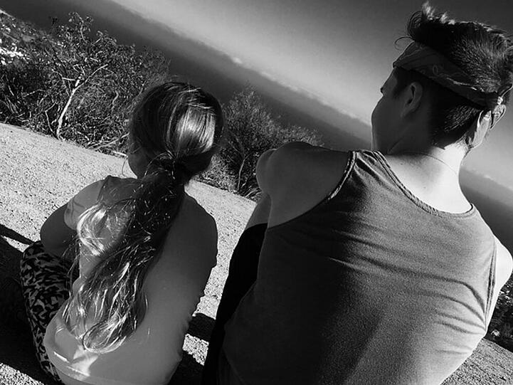 Harper Beckham, hier mit ihrem Bruder Brooklyn, darf ihr langes Haar behalten