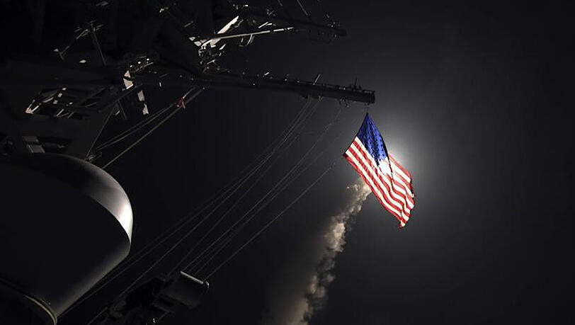Eine Tomahawk-Rakete wird im Mittelmeer vom Zerstörer USS Porter abgefeuert. Eine Tomahawk-Rakete wird im Mittelmeer vom Zerstörer USS Porter abgefeuert.