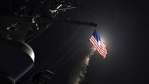 Eine Tomahawk-Rakete wird im Mittelmeer vom Zerstörer USS Porter abgefeuert.