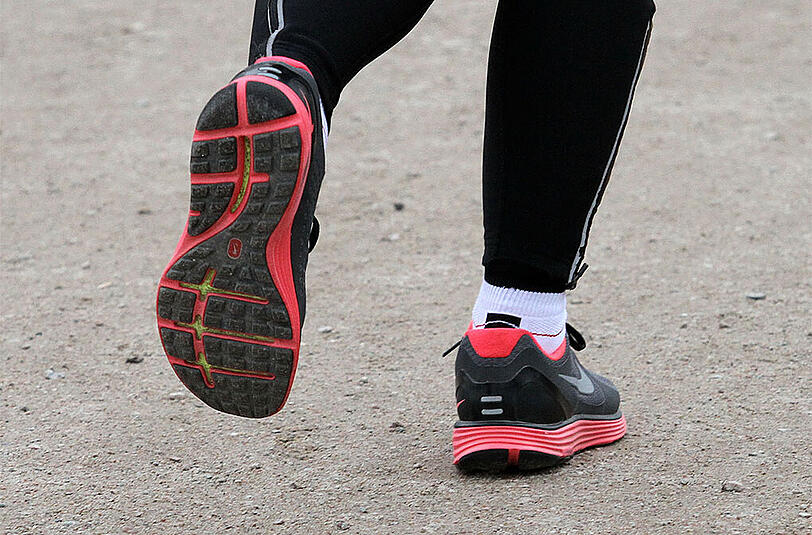 Der unbekannte Jogger rempelte und hustete den Fußgänger an.