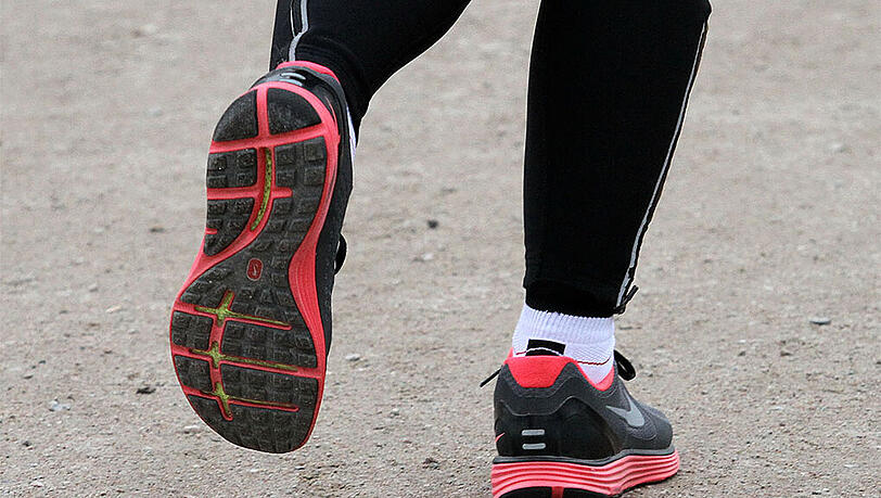 Der unbekannte Jogger rempelte und hustete den Fußgänger an. Der unbekannte Jogger rempelte und hustete den Fußgänger an.