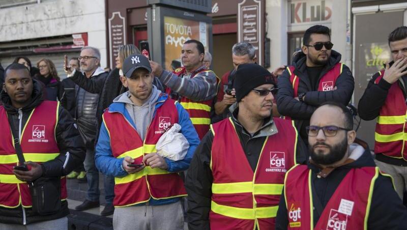 Demonstranten versammeln sich in Marseille: Die Wut über die geplante Rentenreform bleibt ungebrochen. Demonstranten versammeln sich in Marseille: Die Wut über die geplante Rentenreform bleibt ungebrochen.