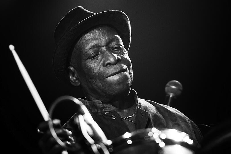 Afrobeat-Legende Tony Allen starb am 30. April 2020 im Alter von 79 Jahren in Paris. Für viele galt er als einer der besten Schlagzeuger der Welt.