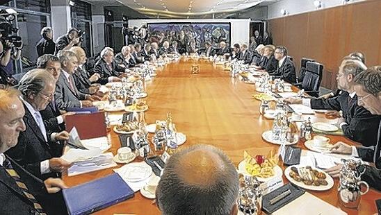 Sie tagte fast sieben Stunden in der Skylobby: die Krisenrunde aus Ministern, Experten, Verbandsvertretern und Angela Merkel. Sie tagte fast sieben Stunden in der Skylobby: die Krisenrunde aus Ministern, Experten, Verbandsvertretern und Angela Merkel.