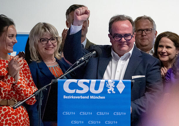 Die Münchner CSU hat ihren OB-Kandidaten gewählt: Clemens Baumgärtner tritt im März 2026 zur Kommunalwahl an. Bei der CSU hat der Kandidat aus den eigenen Reihen 97,8 Prozent der Stimmen bekommen. Die Münchner CSU hat ihren OB-Kandidaten gewählt: Clemens Baumgärtner tritt im März 2026 zur Kommunalwahl an. Bei der CSU hat der Kandidat aus den eigenen Reihen 97,8 Prozent der Stimmen bekommen.