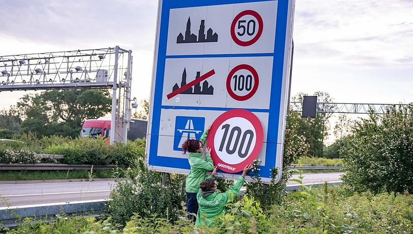 Auf Autobahnen gilt ... ein Tempo-100-Tempolimit? So zumindest wollen es Greenpeace-Aktivistinnen, hier bei der Aktion am Montagmorgen in Aachen. Auf Autobahnen gilt ... ein Tempo-100-Tempolimit? So zumindest wollen es Greenpeace-Aktivistinnen, hier bei der Aktion am Montagmorgen in Aachen.