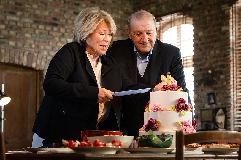 Gemeinsam schneiden Anna Springer (Rita Russek) und Wilsberg (Leonard Lansink) eine Torte an. Sie kommt aus Bielefeld. Gemeinsam schneiden Anna Springer (Rita Russek) und Wilsberg (Leonard Lansink) eine Torte an. Sie kommt aus Bielefeld.