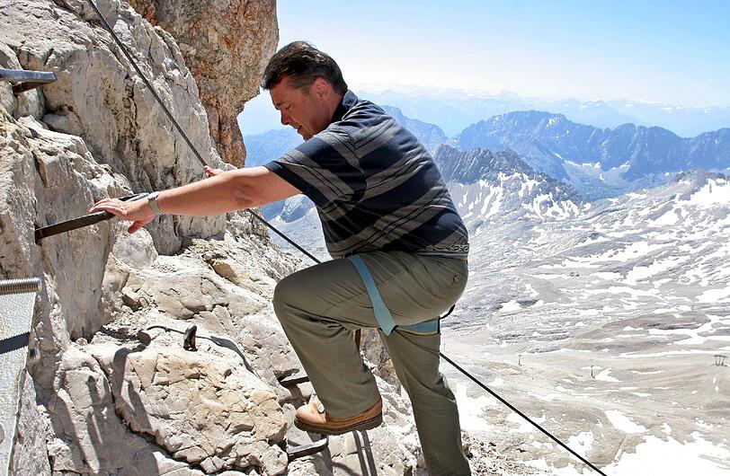 DIE ZUGSPITZE ERKLIMMEN: Zugegeben, das ist eine Herausforderung, für die man nicht ganz unerfahren sein sollte. Dennoch gehört es für waschechte Münchner dazu, einmal die Zugspitze aus eigener Muskelkraft erklommen zu haben. Am besten durchs Höllental, über den Gletscher und dann per Klettersteig zum Gipfel. Oben wird man dann meist von einem Asiaten mit Fotokamera empfangen.