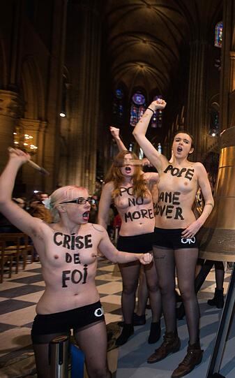 Die Protest-Frauen hatten sich Parolen gegen den Papst auf ihre nackten Oberkörper geschrieben.