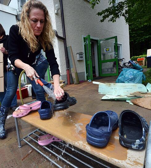 Auch in Rosenheim versuchen die Menschen ihr Hab und Gut zu retten und den Hochwasser-Dreck zu beseitigen.