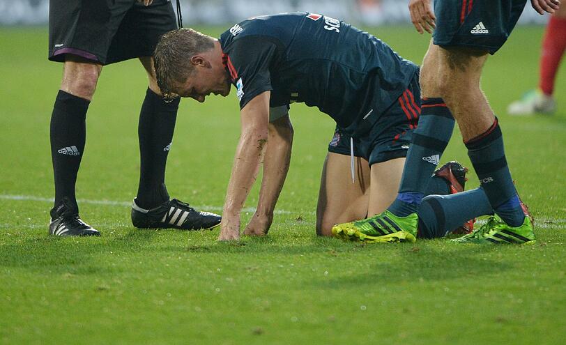 Bastian Schweinsteiger mit schmerzverzerrtem Gesicht: Der Bayern-Star wurde beim 1:1 gegen Freiburg ausgewchselt. Die Bilder.