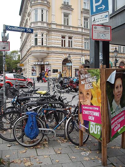 Teils beschädigt, teils überklebt, in jedem Fall unschön fürs Stadtbild: Die Plakate von Landtags- und Bundestagswahlkampf stehen und hängen noch überall herum.