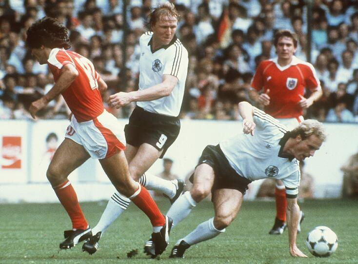 WM 82 in Frankreich: Der Kragen ist jetzt ganz schwarz und die Hosen werden immer kürzer. Hier: Horst Hrubesch und Karl-Heinz Rummenigge beim Gruppenspiel gegen Österreich.