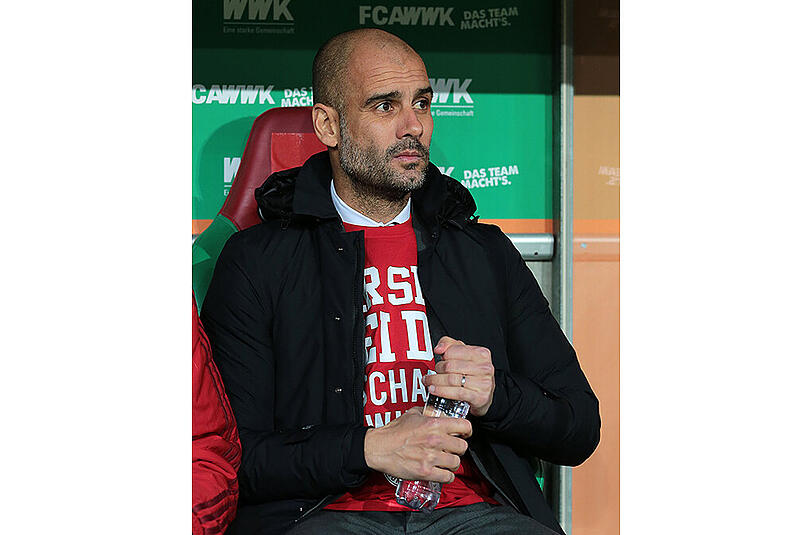 "WIR SIND BEI DIR - DU SCHAFFST ES WIEDER" steht auf den Shirts des Bayern-Teams.