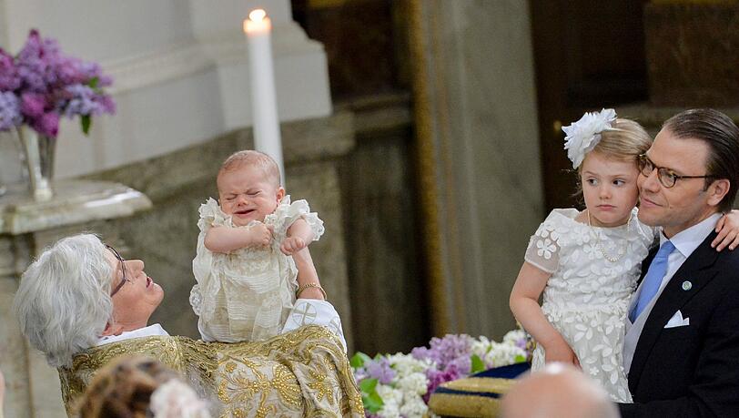 So ganz geheuer war dem kleinen Schweden-Prinzen die Zeremonie wohl nicht. So ganz geheuer war dem kleinen Schweden-Prinzen die Zeremonie wohl nicht.