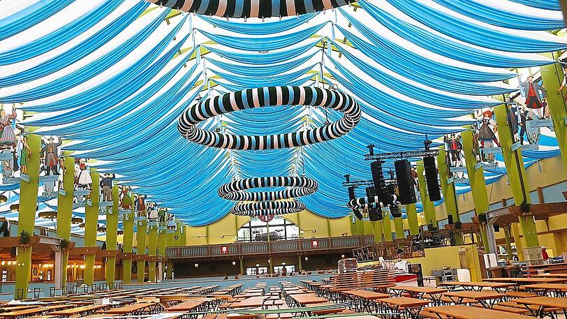 Heller, grüner, blauer: Im neuen Zelt der Ochsenbraterei sind die Bänke im Mittelschiff breiter und es gibt eine Galerie.