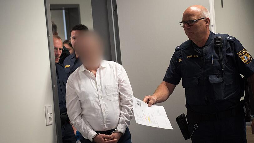 Jürgen R. soll vor 30 Jahren eine junge Frau vergewaltigt, erstochen und im Wald verscharrt haben. Nun steht er vor Gericht. Jürgen R. soll vor 30 Jahren eine junge Frau vergewaltigt, erstochen und im Wald verscharrt haben. Nun steht er vor Gericht.