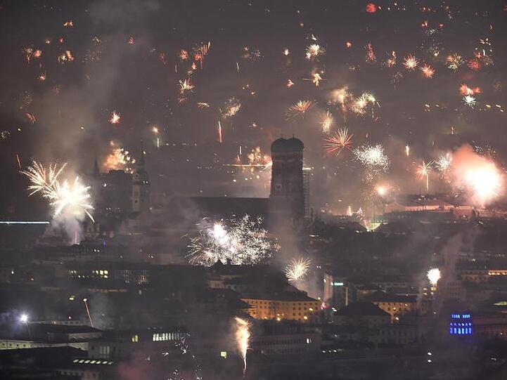 Feuerwerksraketen explodieren in der Silvesternacht. Foto: Felix Hörhager/dpa/Archivbild
