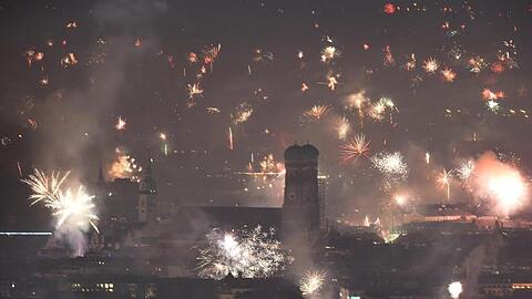 Feuerwerksraketen explodieren in der Silvesternacht. Foto: Felix Hörhager/dpa/Archivbild