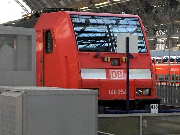 Die Lok des Regionalexpresses steht an dem Prellbock, auf den sie zuvor im Hauptbahnhof aufgefahren war.