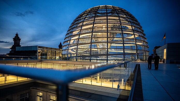 Die Kuppel des Bundestages in Berlin. Die Ampel-Spitzen sind sich beim Energiepreis-Entlastungspaket einig geworden.