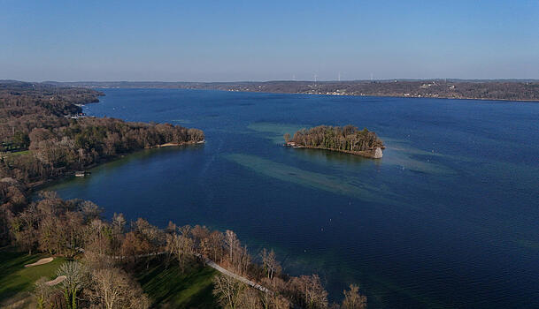 Die Roseninsel am Starnberger See. In den Sommermonaten ist sie ein beliebtes Ausflugsziel - mit der F&auml;hre geht es von Feldafing aus hin&uuml;ber.