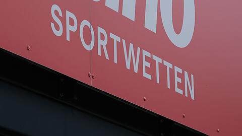Die Landesstelle Gl&uuml;cksspielsucht in Bayern warnt zur Fu&szlig;ball-WM, dass Sportwetten ein Gl&uuml;cksspiel mit hohem Suchtfaktor sind. (Symbolbild)