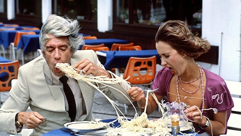 Rudi Carrell und Beatrice Richter beim Spaghetti-Essen in einer Szene von Carrells "Tagesshow" (1982). Rudi Carrell und Beatrice Richter beim Spaghetti-Essen in einer Szene von Carrells "Tagesshow" (1982).