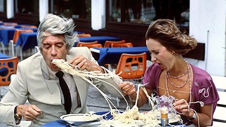 Rudi Carrell und Beatrice Richter beim Spaghetti-Essen in einer Szene von Carrells "Tagesshow" (1982).