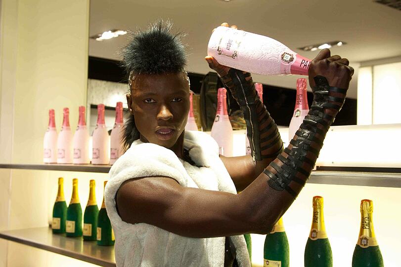 Viel nackte Haut bei der heißen Champagner-Show in der Sendlinger Straße: Supermodel Papis Loveday präsentiert seine eigene Champagner-Marke.