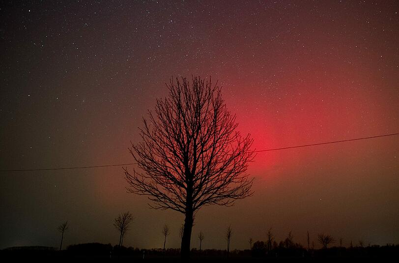 Wenn eine gigantische Wolke elektrisch geladener Teilchen eines Sonnensturms in die Erdatmosphäre eintritt, werden die bunten Nordlichter erzeugt. Im Frühjahr 2014 leuchtete der Himmel über Brandenburg.