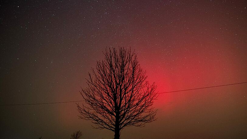Wenn eine gigantische Wolke elektrisch geladener Teilchen eines Sonnensturms in die Erdatmosphäre eintritt, werden die bunten Nordlichter erzeugt. Im Frühjahr 2014 leuchtete der Himmel über Brandenburg. Wenn eine gigantische Wolke elektrisch geladener Teilchen eines Sonnensturms in die Erdatmosphäre eintritt, werden die bunten Nordlichter erzeugt. Im Frühjahr 2014 leuchtete der Himmel über Brandenburg.