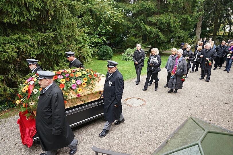 Auf dem Friedhof in Obermenzing nahmen auch einige Fans teil.