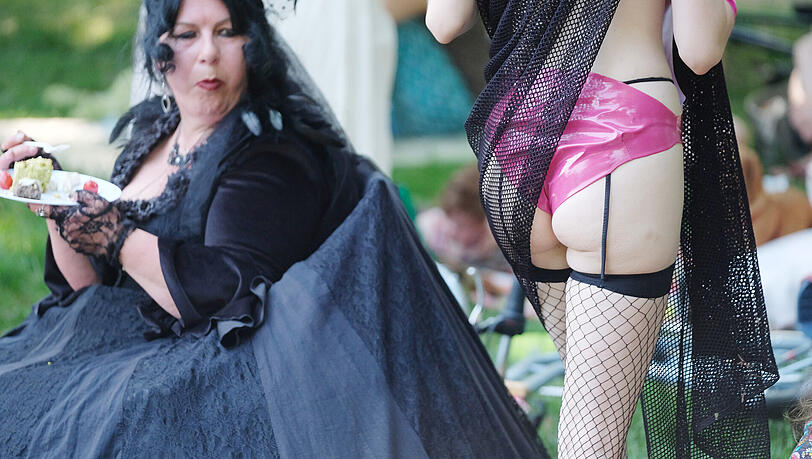 26. Wave-Gotik-Treffen am Pfingstwochenende in Leipzig. Die besten Bilder in Schwarz. 26. Wave-Gotik-Treffen am Pfingstwochenende in Leipzig. Die besten Bilder in Schwarz.